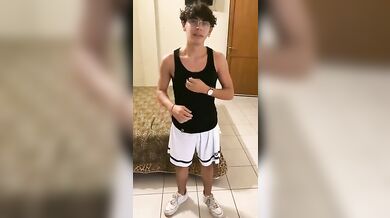 Bel ragazzetto italiano si spoglia per il suo ragazzo