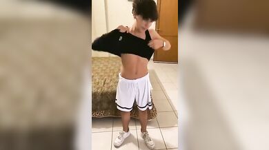 Bel ragazzetto italiano si spoglia per il suo ragazzo