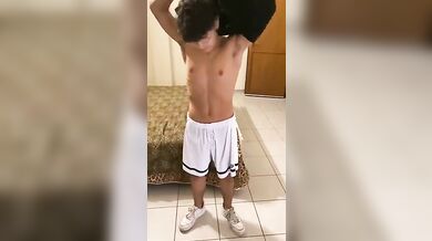 Bel ragazzetto italiano si spoglia per il suo ragazzo