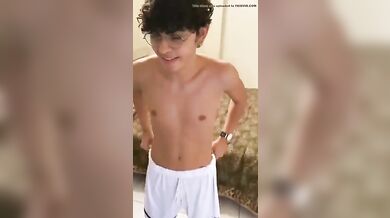 Bel ragazzetto italiano si spoglia per il suo ragazzo