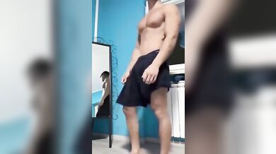 Muscoloso italiano si sega cazzone grosso