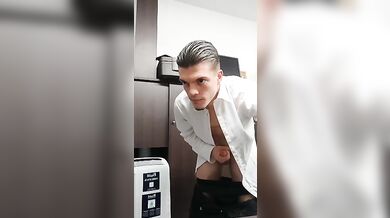 Muscle camboy italiano con uccello enorme