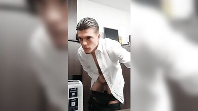 Muscle camboy italiano con uccello enorme