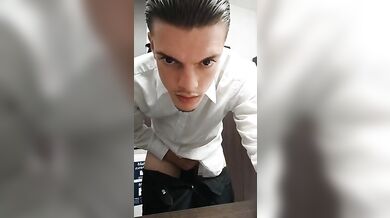 Muscle camboy italiano con uccello enorme