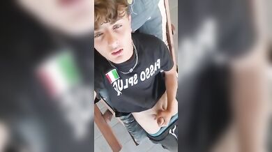 Twink italiano hot si mena in HD
