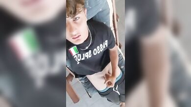 Twink italiano hot si mena in HD