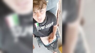 Twink italiano hot si mena in HD
