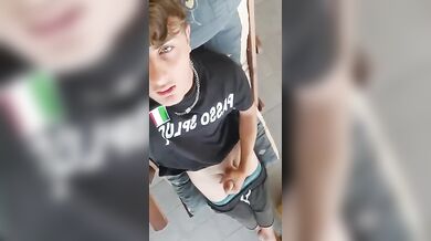 Twink italiano hot si mena in HD