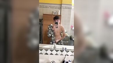 Studente italiano si sega in camera