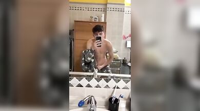 Studente italiano si sega in camera