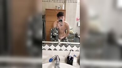 Studente italiano si sega in camera