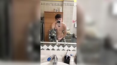 Studente italiano si sega in camera