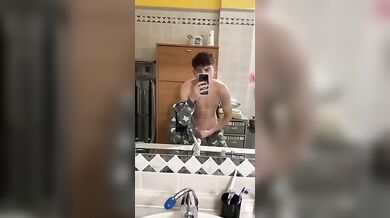 Studente italiano si sega in camera