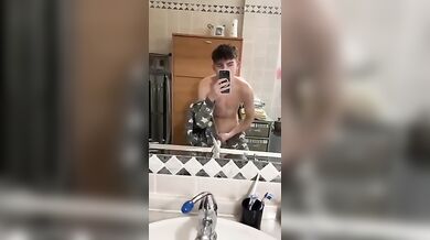 Studente italiano si sega in camera