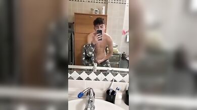 Studente italiano si sega in camera