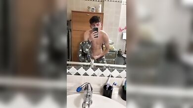 Studente italiano si sega in camera