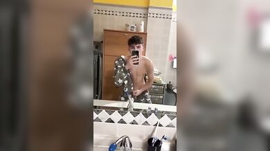 Studente italiano si sega in camera