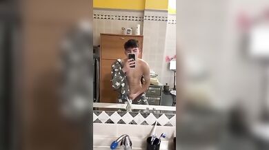 Studente italiano si sega in camera