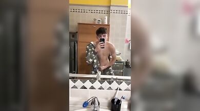 Studente italiano si sega in camera