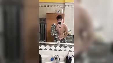 Studente italiano si sega in camera