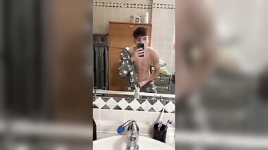 Studente italiano si sega in camera