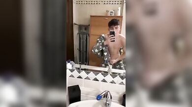 Studente italiano si sega in camera