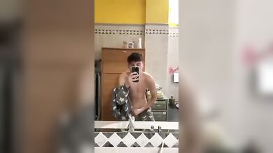 Studente italiano si sega in camera