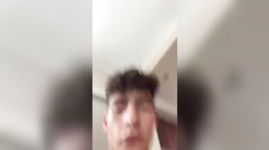 Italiano muscoloso mostra il cazzo duro