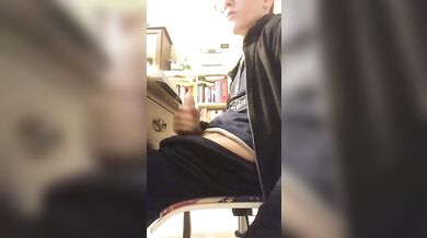 Twinks italiano si masturba in cameretta