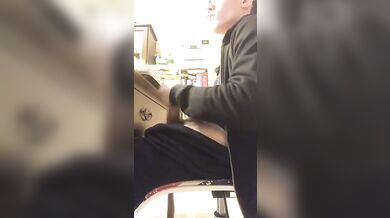 Twinks italiano si masturba in cameretta