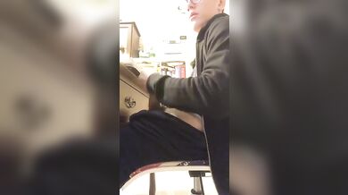 Twinks italiano si masturba in cameretta