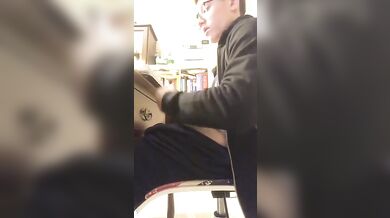 Twinks italiano si masturba in cameretta