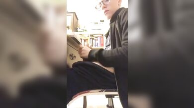 Twinks italiano si masturba in cameretta