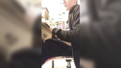 Twinks italiano si masturba in cameretta