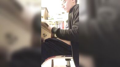 Twinks italiano si masturba in cameretta