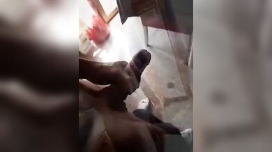 Bel fusto italiano gioca col suo cazzo durissimo