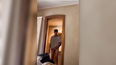 Teo fit italiano cazzone si sega forte