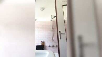 Italiano horny si mena il cazzo da porco