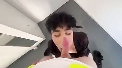 Femboy italiano bottom adora succhiare il cazzo