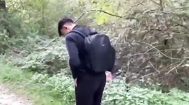 Teo italiano si sega nel bosco col cazzone