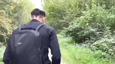 Teo italiano si sega nel bosco col cazzone