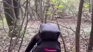 Teo italiano si sega nel bosco col cazzone