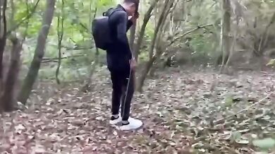 Teo italiano si sega nel bosco col cazzone