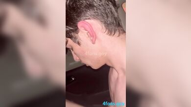 SUCCHIA TROIA - Fedehub twink italiano scopato in auto