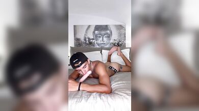 Kevin Guastella si distrugge il culo con il suo dildo a forma di cazzo