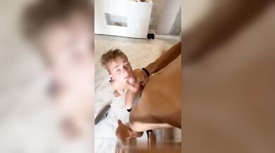 Tre amici gay spompinano e svuotano le palle a Kenvin Guastella