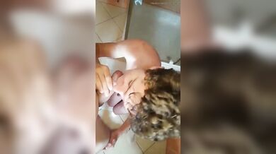 Il figlio gay della mia vicina di casa viene a svuotarmi il cazzo