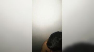 Bel maschio svuota il cazzo mio e del mio amico in discoteca