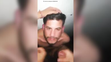 Bel maschio svuota il cazzo mio e del mio amico in discoteca