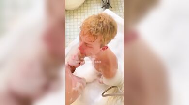 Andre Bianchi e Mirko Regni scopano EdoTwink biondino passivo